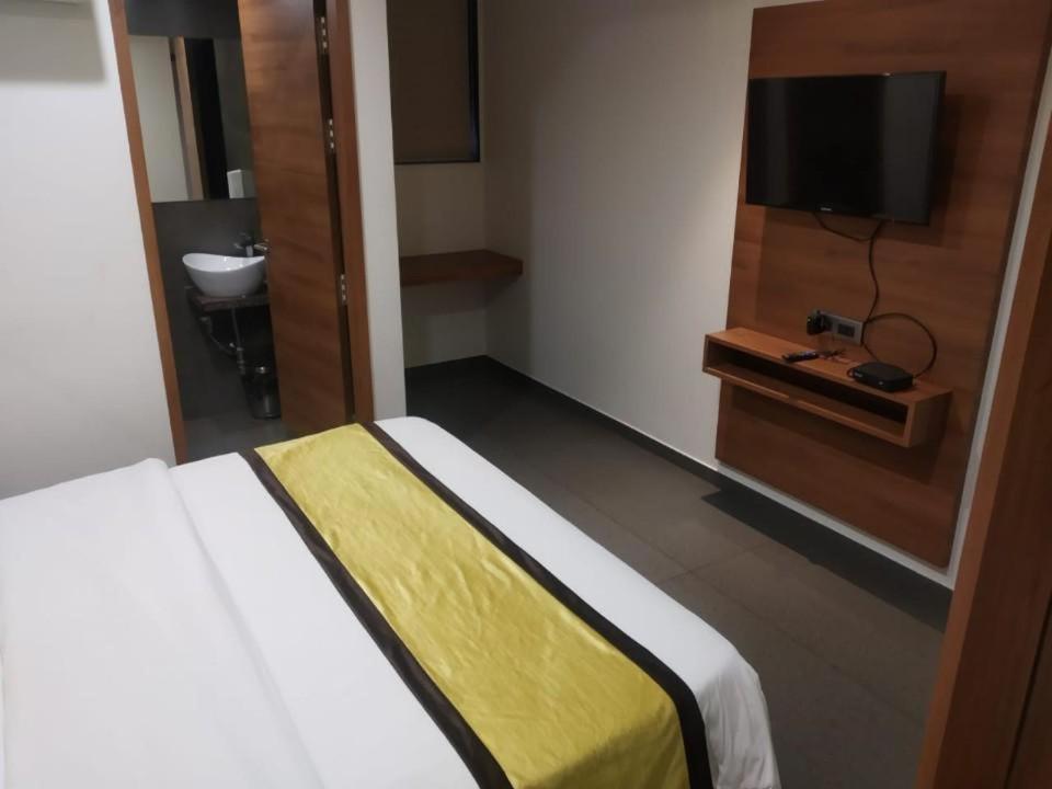 Hotel Avaante Ahmedabad Formerly Known As The Orchid Hotel Екстериор снимка